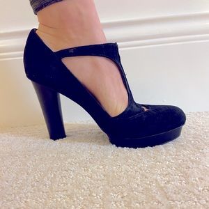 B. Makowsky black suede heels size 9 1/2